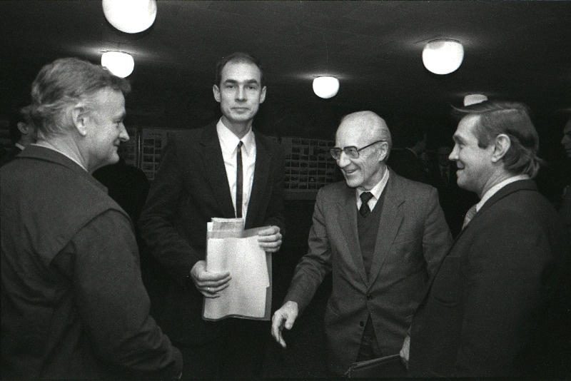 Grupp kultuuritegelasi, vasakul filmilavastaja ja operaator Andres Sööt.