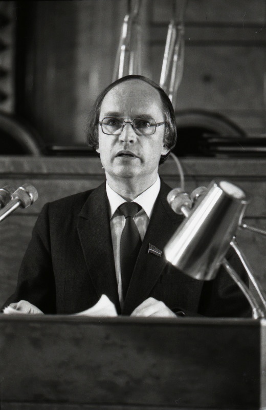 Eesti NSV Heliloojate Liidu XII kongressil esineb ettekandega liidu juhatuse esimees helilooja Jaan Rääts.