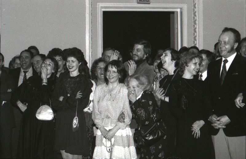 Teatriühingu ball Estonia kontserdisaalis. Esireas keskel V. Kingissepa nimelise TRA Draamateatri näitleja Salme Reek, tema taga helilooja Lepo Sumera.