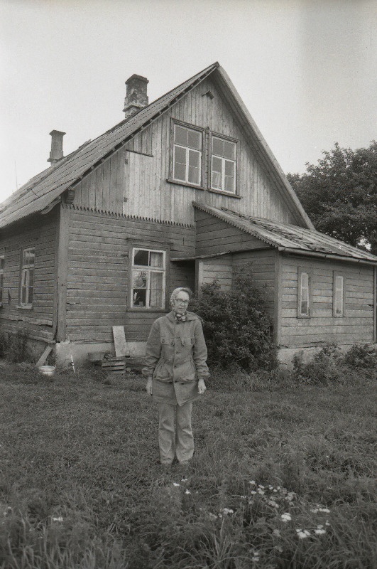 Perenaine elamu ees Vilsandil.