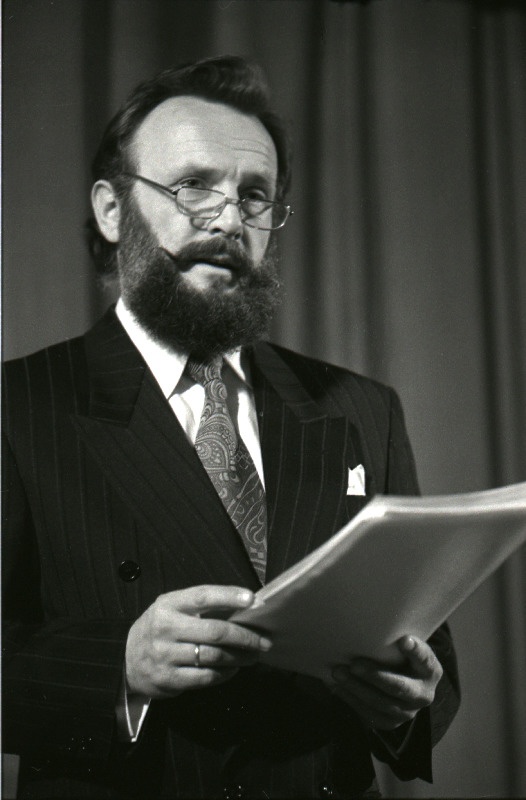 Eesti NSV Riikliku Noorsooteatri näitleja Andres Ots esinemas Kirjanike Majas.