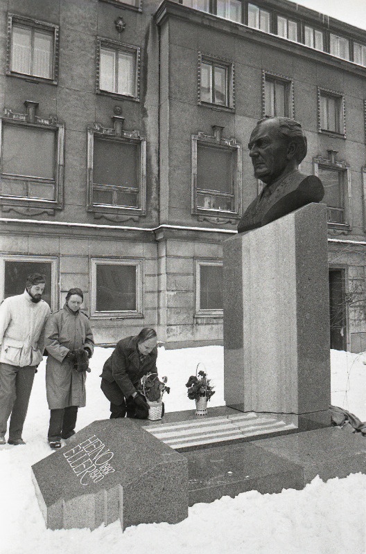 Helilooja Heino Elleri mälestussamba avamine Võidu väljaku ääres tema 100. sünniaastapäeval.