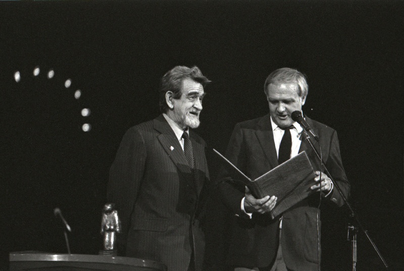 Teleajakirjanikud Hardi Tiidus (vasakul) ja Mati Talvik kuulutavad välja Meie Matsi auhinna saaja.