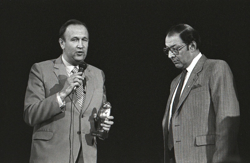 Meie Matsi auhinna üleandmine Vanalinnastuudio kunstilisele juhile Eino Baskinile (paremal).