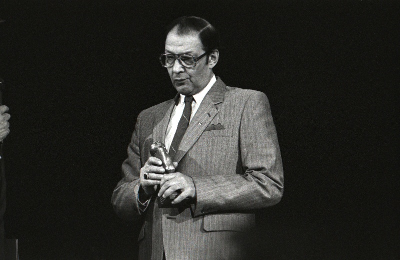 Vanalinna stuudio kunstiline juht Eino Baskin oma kõrgeima huumoripreemiaga Meie Matsiga (auhind elutöö eest huumori, satiiri ja komöödia vallas).