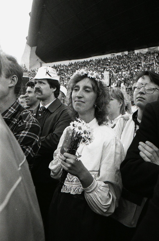 Rahvarinde korraldatud kõne- ja laulukoosolek Lauluväljakul EKP delegaatide saatmiseks Moskvasse NLKP XIX konverentsile.