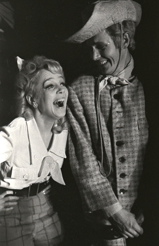 Stseen J. Brdečka muusikalisest paroodiast "Limonaadi Joe" L. Koidula nimelises Pärnu Draamateatris. Winnifred - Eha Sikk, Limonaadi Joe - Peeter Tedre.