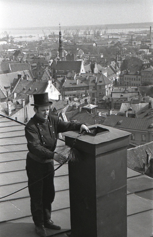 Korstnapühkija katusel.