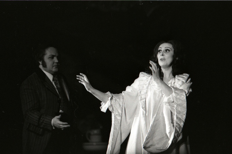 Stseen G. Verdi ooperist "Traviata" RAT Estonias. Osades Margarita Voites ja Hendrik Krumm.