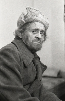 Näitleja Jüri Järvet Pikalovi osas K. Trenjovi näidendis "Ljubov Jarovaja" V. Kingissepa nimelises TRA Draamateatris.  similar photo