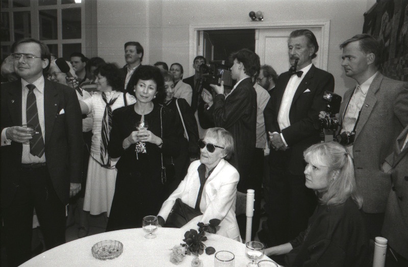 Rootsi lastekirjanik Astrid Lindgren (istub keskel) Estonia kontserdisaali puhvetis pärast Göteborgi Sümfoonikute kontserti.