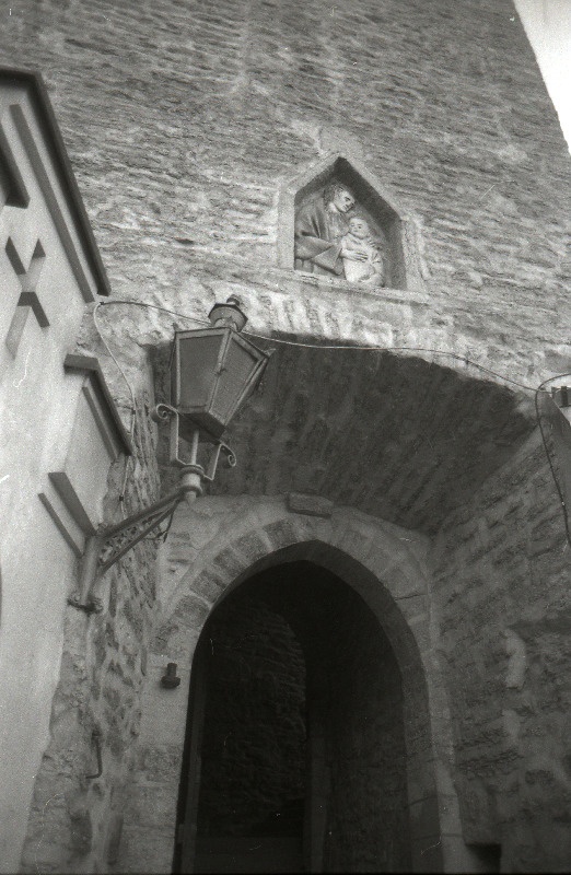 Vaade Lühikese jala väravatorni reljeefile.