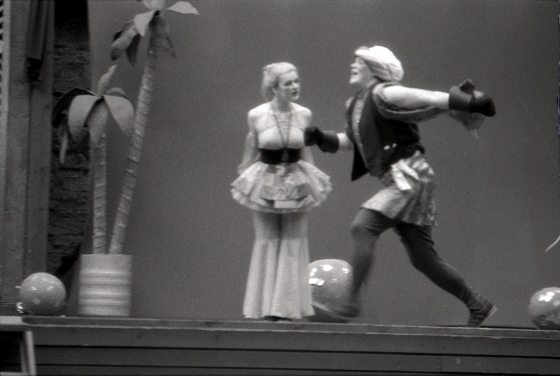 Tallinna Riikliku Konservatooriumi lavakunstikateedri XVII lennu etendus Carlo Gozzi "Kuninglik armujaht" Nukuteatri õues.