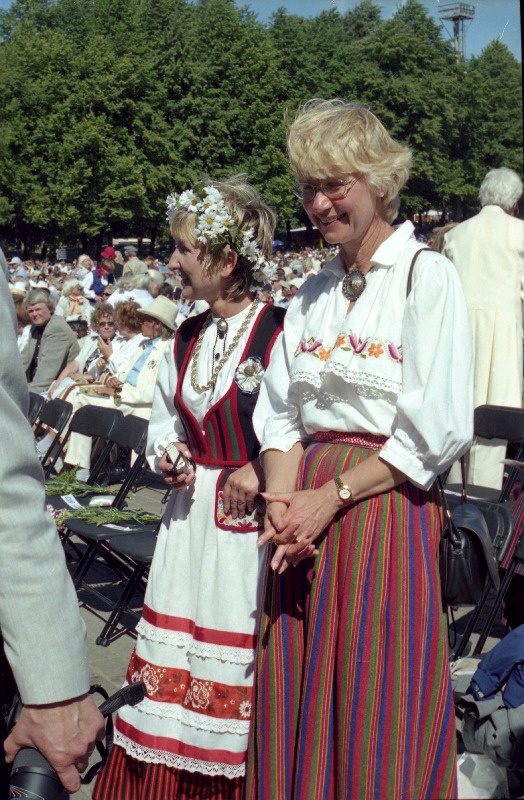 Koorijuht Lydia Rahula (vasakul) ja poliitik Mari-Ann Kelam XXIII üldlaulupeol lauluväljakul.