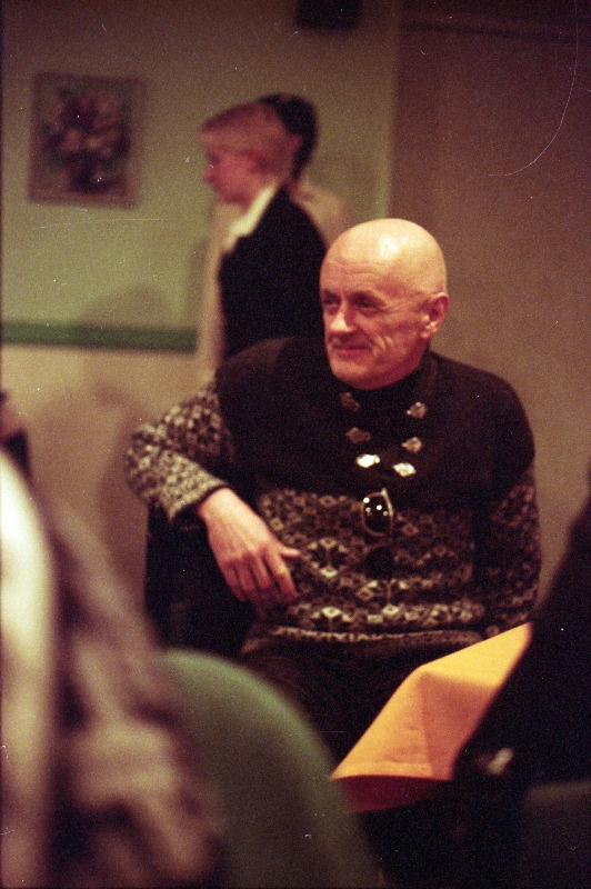 Teadmamees Vormsi Enn (Enn Mikker) teleajakirjaniku ja tõlkija Hardi Tiiduse mälestusõhtul Kinomaja baaris.