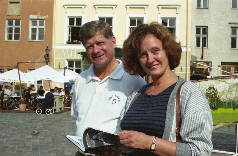 Abielupaar viiuldajad Mati ja Maris Uffert Raekoja platsil kunstilaadal.