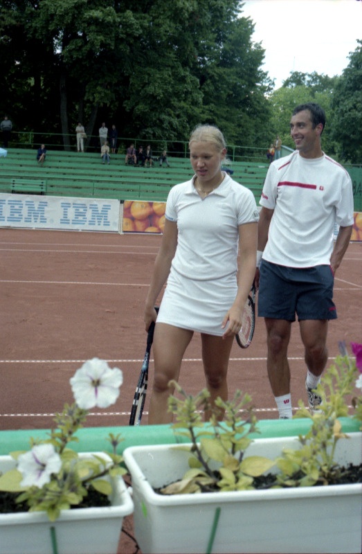 Tennisist Kaia Kanepi Kadrioru tenniseväljakul.