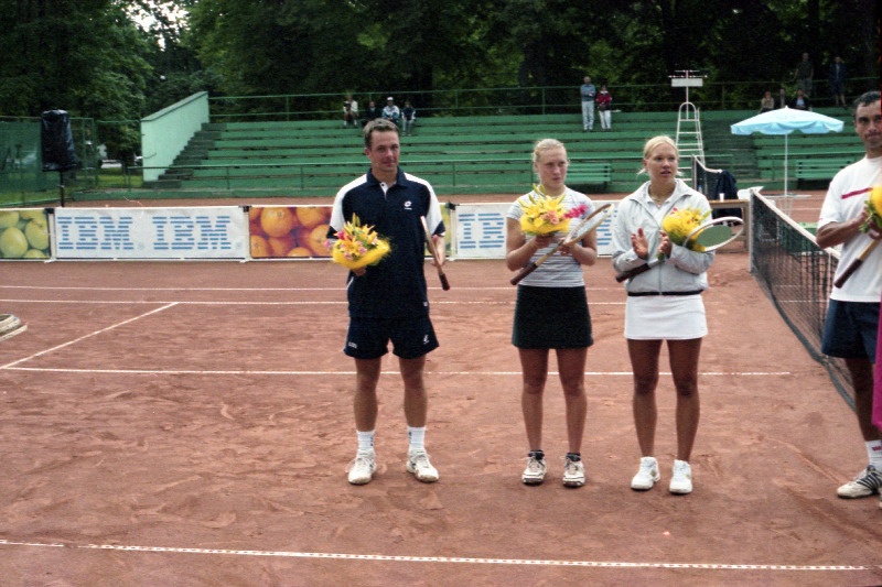 Tennisistid Margit Rüütel ja Kaia Kanepi (paremal) Kadrioru tenniseväljakul.