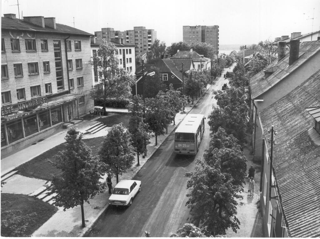 Foto.  Tartu tänav Lenini ja Kreutzwaldi tn. vahel 1984.a.