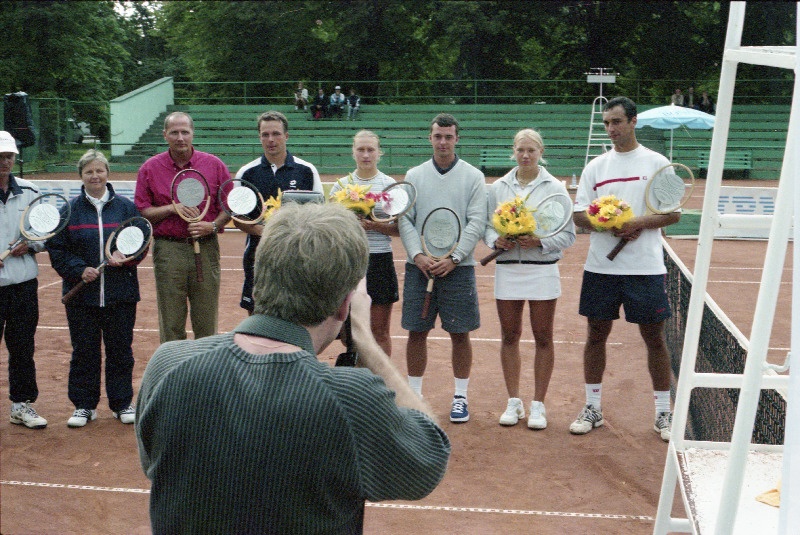 Tennisistid Kaia Kanepi (paremalt 2.) ja Margit Rüütel (4.) Kadrioru tenniseväljakul.
