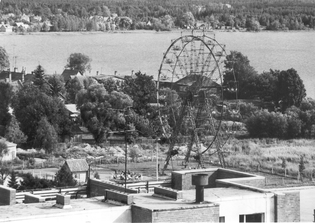 Foto. Võru, vaade Kreutzwaldi tn. 22 kõrghoone katuselt lõunasse.
Keskel lõbustuspargi vaateratas 1984.a.