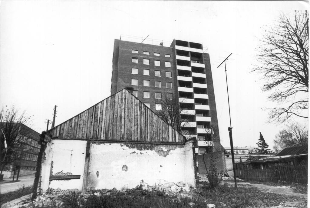 Foto.   Võru, Tartu tn. äärne lammutatav ühekorruseline puithoone 1984.a.( Tartu t.35 , endine trükikoja Täht hoone)