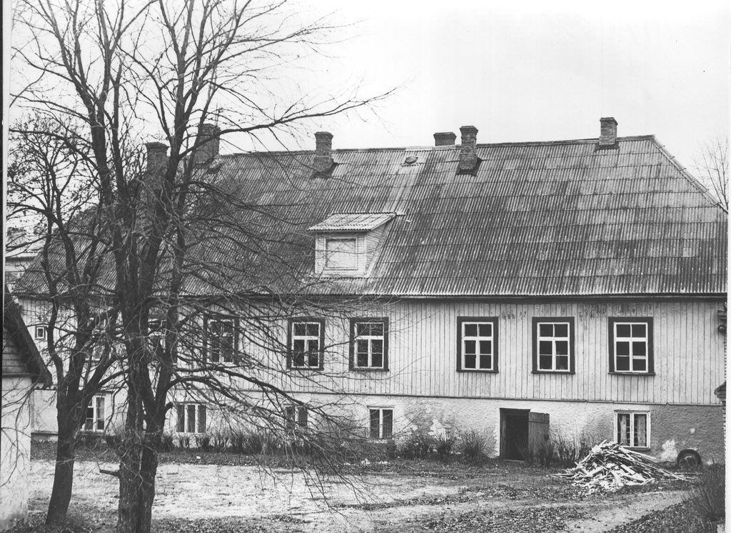Foto.  Võru, endise Tütarlaste Gümnaasiumi hoone Koidula tn. hoovivaade 1984.a.