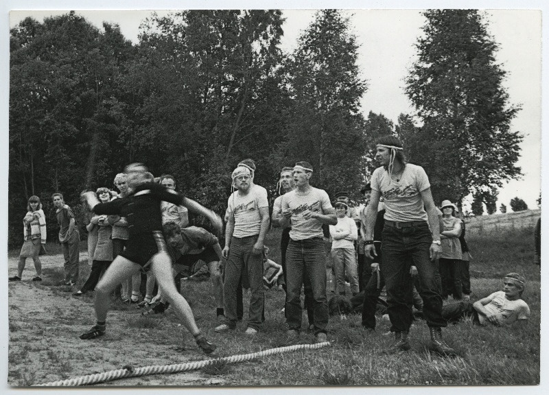 EÜE-85 kokkutulek Rulli '85. Lõuna-Eesti regiooni peainsener U.Ruubel (puu)oda viskamas