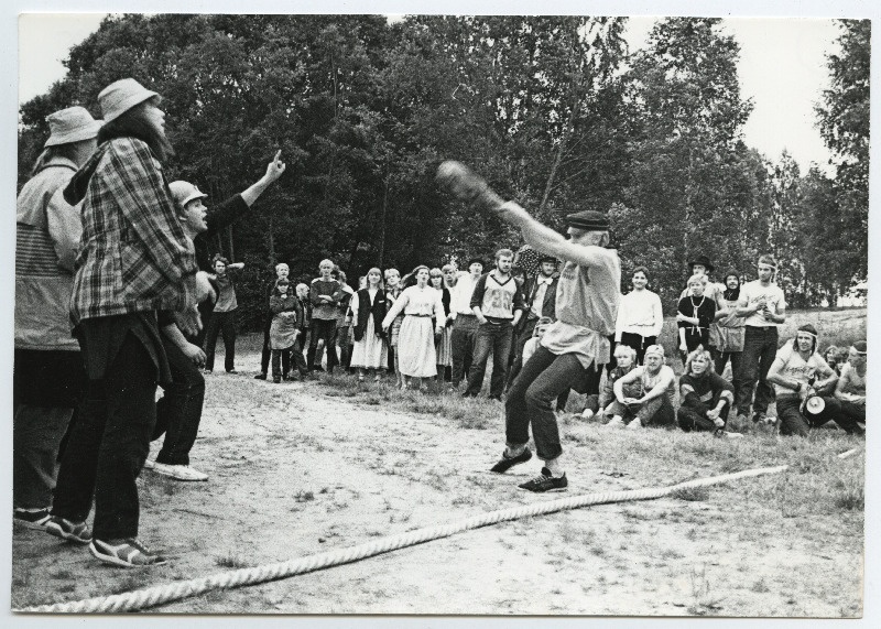 EÜE-85 kokkutulek Rulli '85. Mehed nuia heitmas