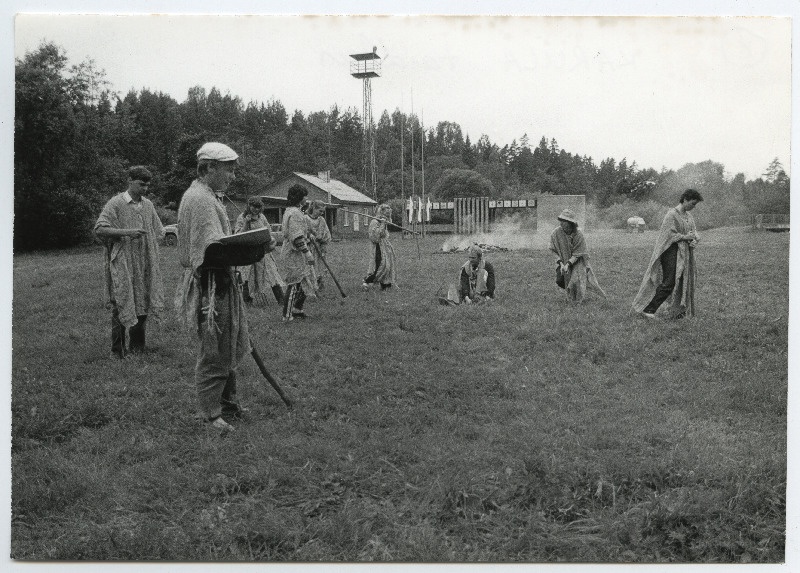 EÜE-85 kokkutulek Rulli '85. Karula rühm taidlemas