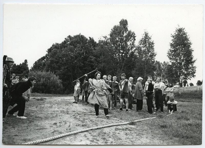 EÜE-85 kokkutulek Rulli '85. Naised oda viskamas