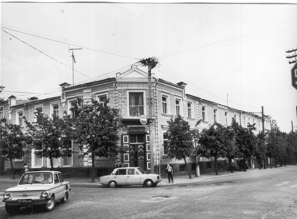 Foto.   Võru,  Apteegihoone Kreutzwaldi ja Tartu tn. nurgal., vaade läänest 1984.a.