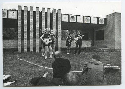 EÜE-85 kokkutulek Rulli '85. Viisli rühm laulmas  duplicate photo