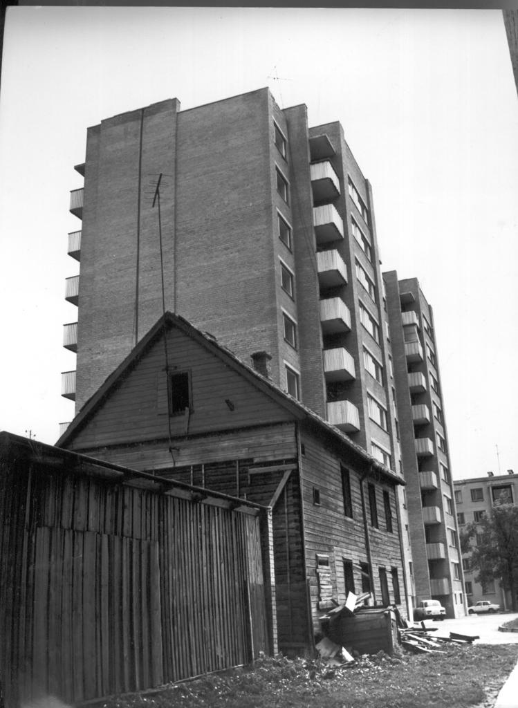 Foto.   Võru, tornelamu Kreutzwaldi tn. 22  vaade läänest 1984.a.