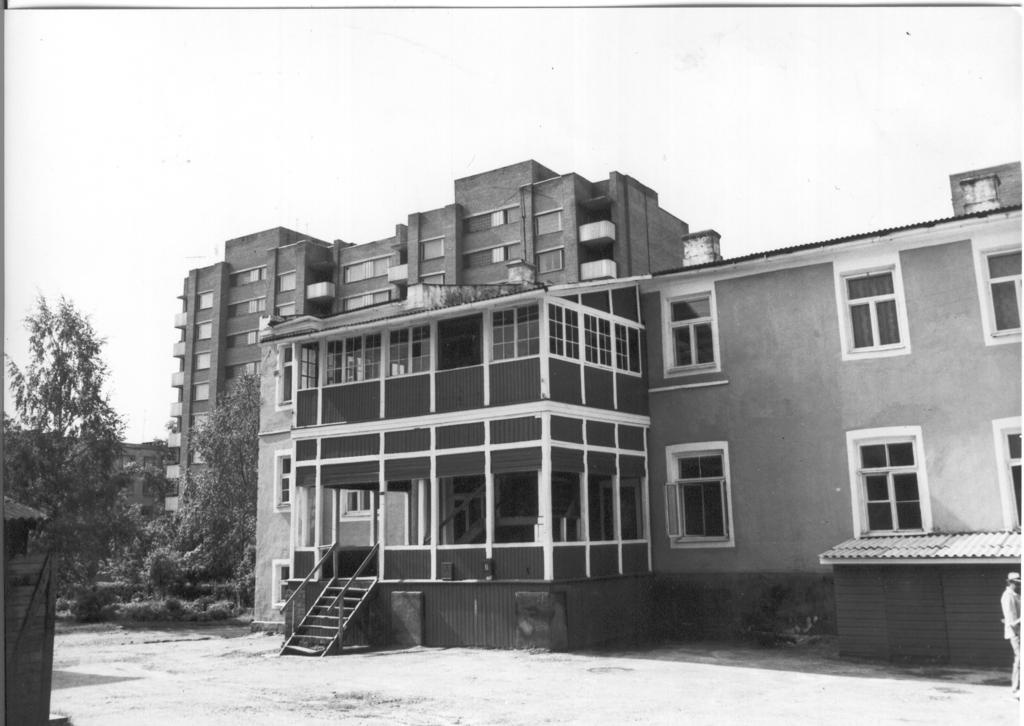 Foto.   Võru vana apteegi õuevaade , veranda 1984.a.