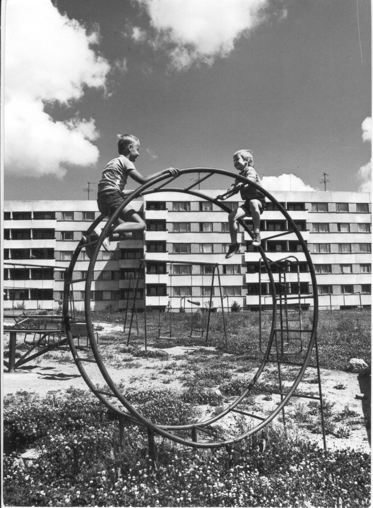 Foto. Võru,  Vilja tn. paneelelamute tagune laste mänguväljak 1984.a.