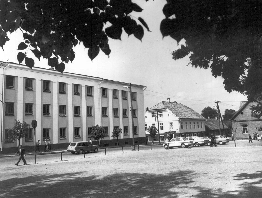 Foto. Võru, vaade Lenini ja Koidula tn. ristmikule idast 1984.a.