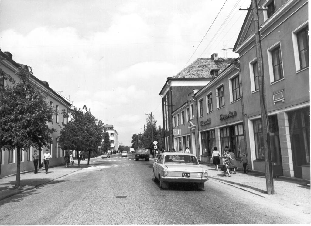 Foto.  Võru . Lenini tänav Tartu ja Pioneeride tn. vahel 1984.a.