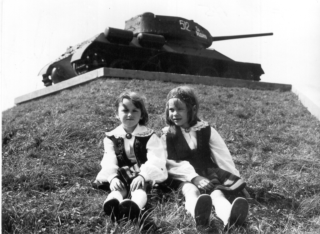 Foto. Võru, tank - mälestusmärk Kose tee ristil nõukogude armee võitjatele, Võru vallutajatele 1944.a. , foto 1984.a.