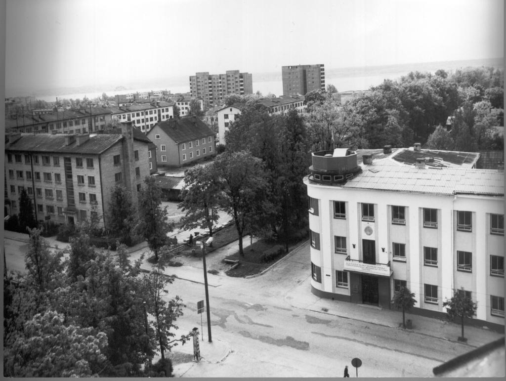 Foto. Vaade  Võru Katariina kiriku tornist lõunasse,taamal Kreutzwaldi tänava kõrghooned 1984.a.