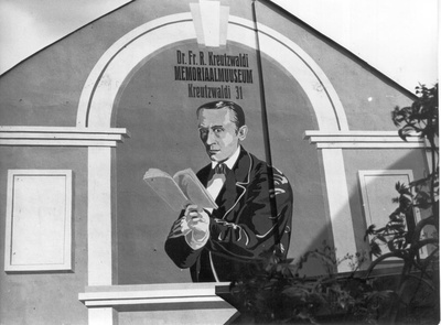 Foto. Supergraafika Lenini ja Tartu tn. nurgamaja /Lenini t.16/otsaseinal- Kreutzwaldi muuseum 1984.a.  similar photo