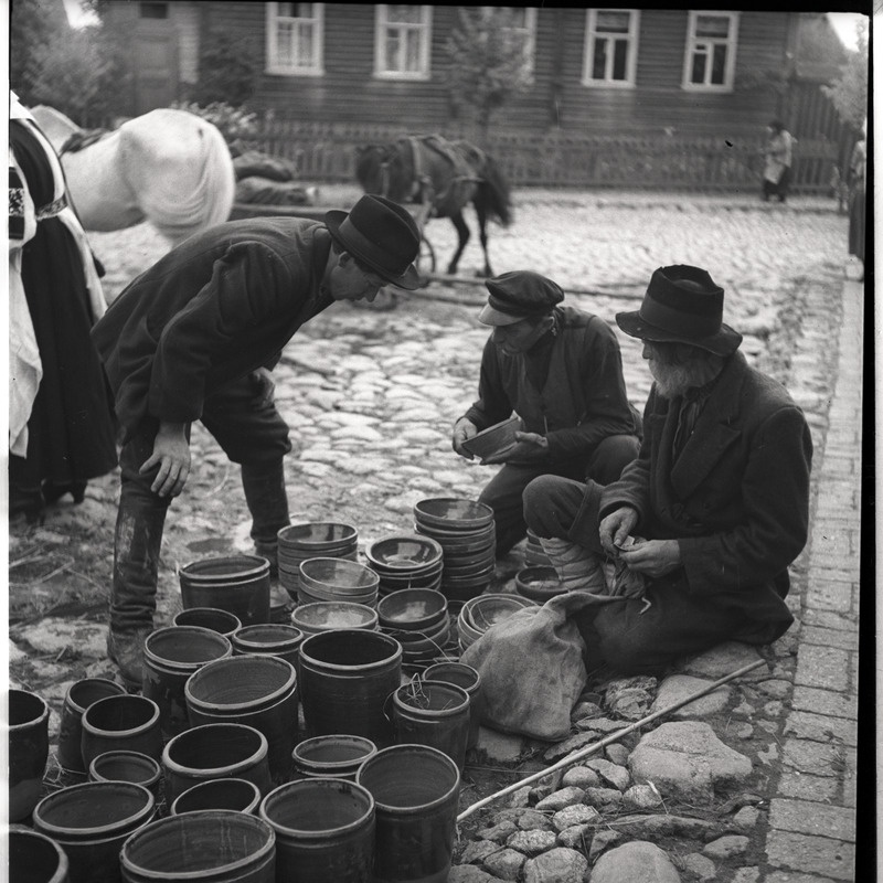 Petseri laat, setu mehed savipotte müümas