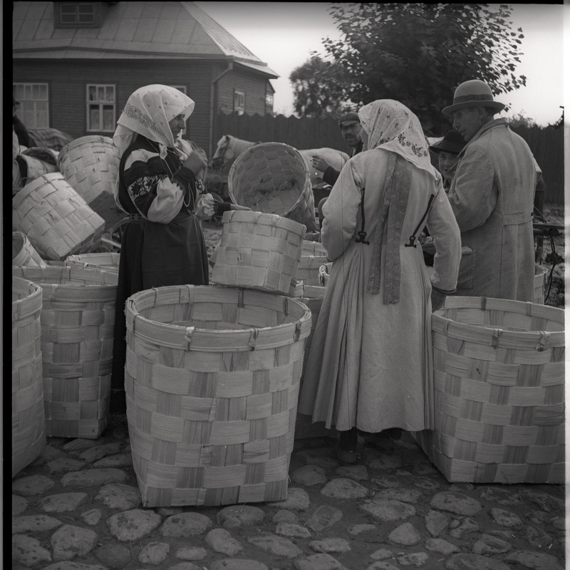 Petseri laat, setu rahvariietes naised laastukorvide müügiplatsi juures