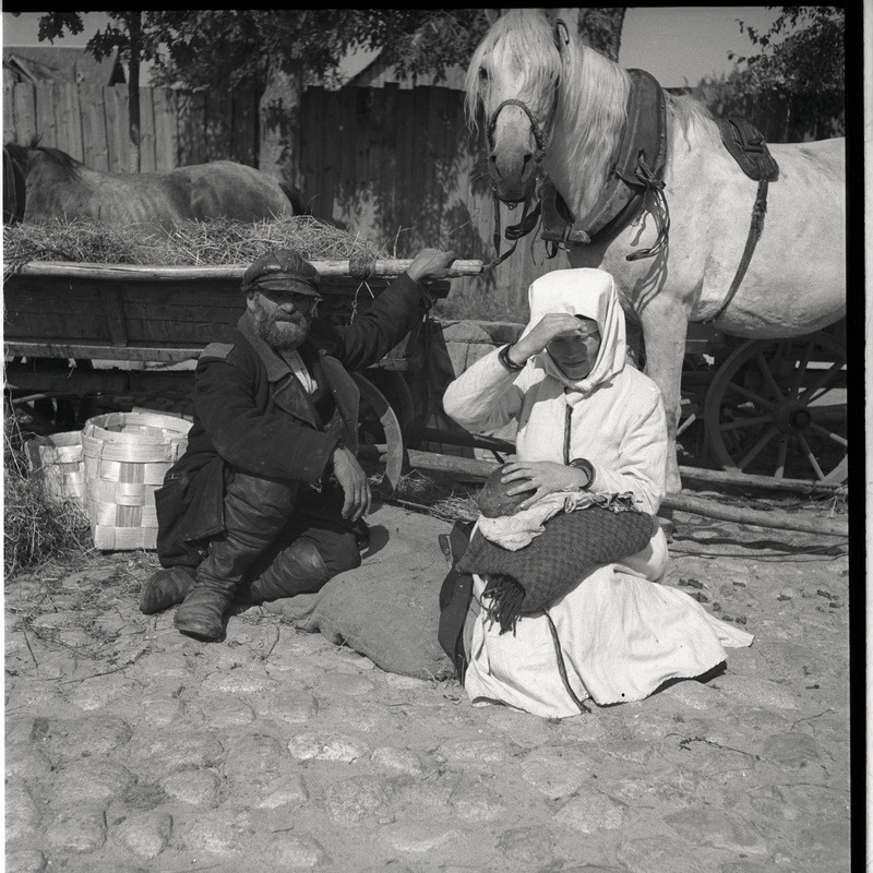 Petseri laat, setu naine ja mees vankri ees istumas