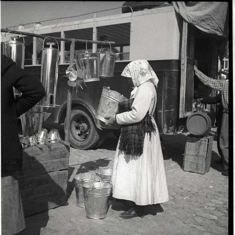 Petseri laat, setu naine plekknõude leti juures