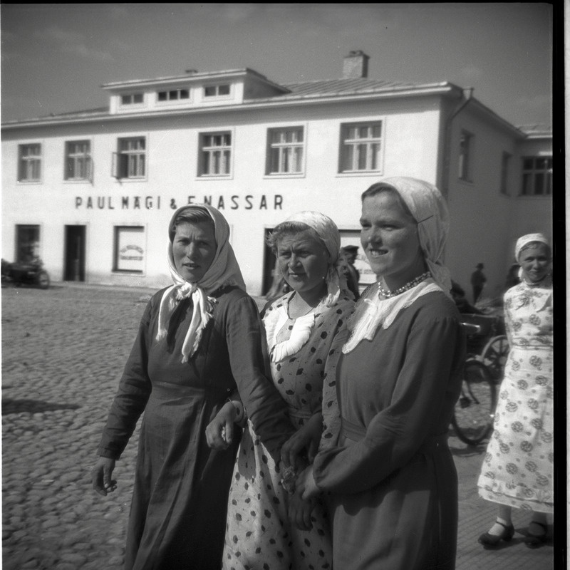 Petseri, naised linnaväljakul
