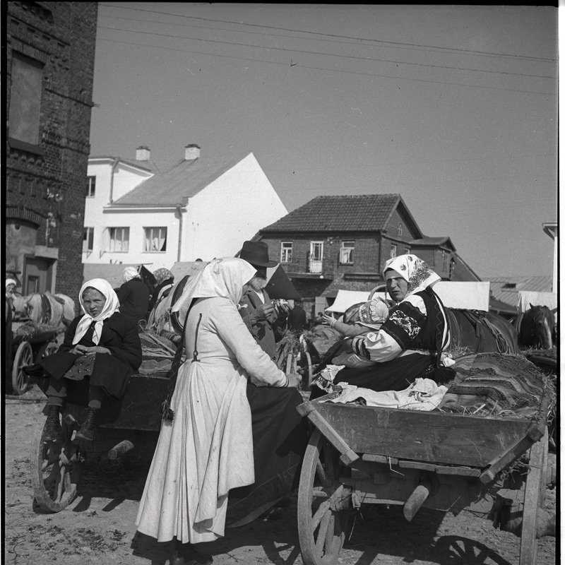 Petseri laat, inimesed hobuvankrite juures