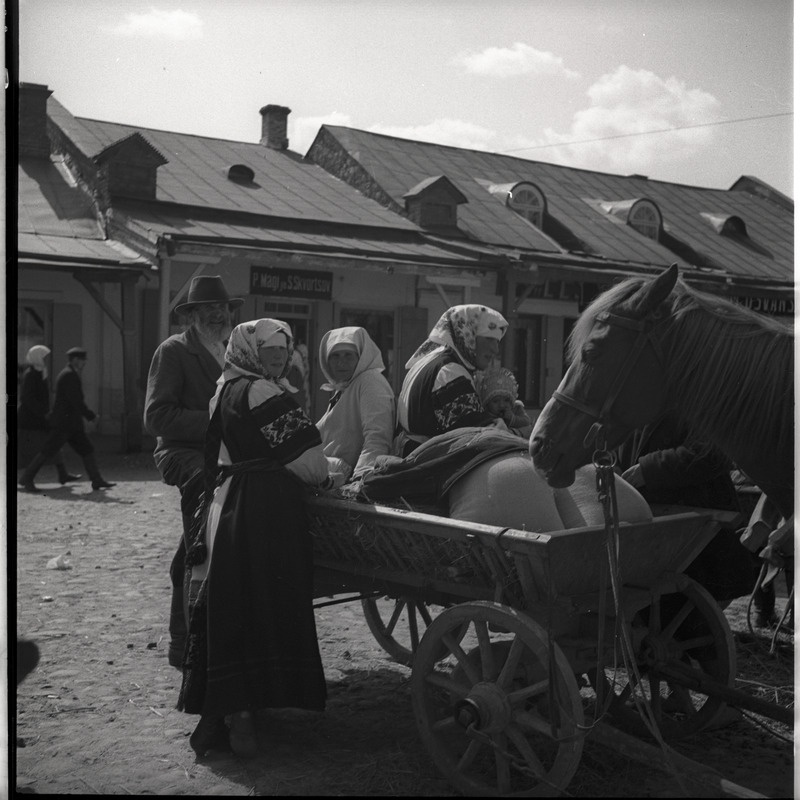 Petseri laat, inimesed hobuvankri juures