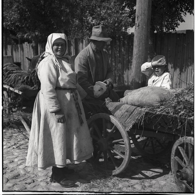 Petseri laat, inimesed hobuvankri juures