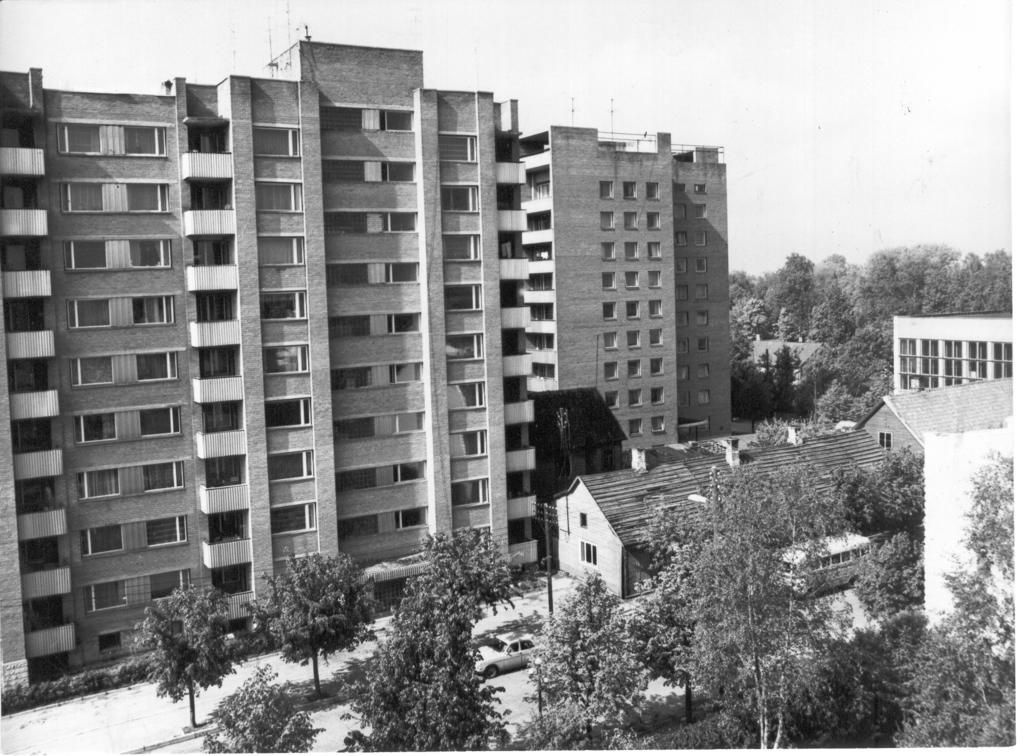 Foto. Võru, Vaade 9-korruselistele tornelamutele Kreutzwaldi tn. 22 ja Tartu tn. 45 tänava vastasküljel asuva elamu katuselt 1984.a.